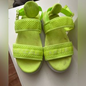 Fluo green shoes Kendall and Kylie